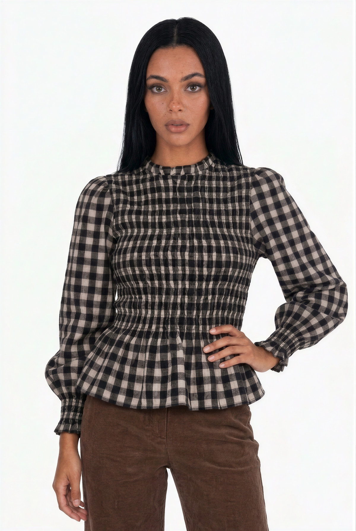 Blusa de cuello alto a cuadros con fruncidos
